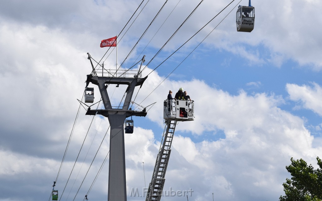 Koelner Seilbahn Gondel blieb haengen Koeln Linksrheinisch P128.JPG